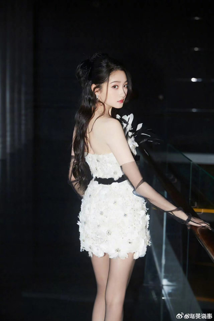 关晓彤这羽毛裙确实真的很仙气,不愧是九头身美女呀……|关晓彤_新浪