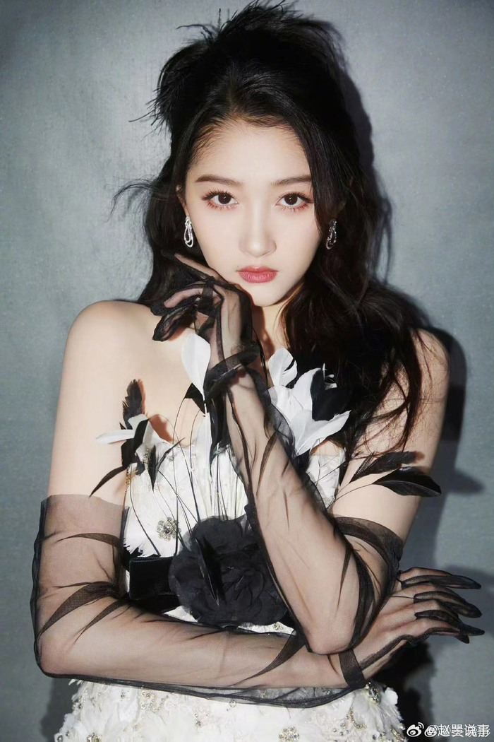 关晓彤这羽毛裙确实真的很仙气,不愧是九头身美女呀……|关晓彤_新浪