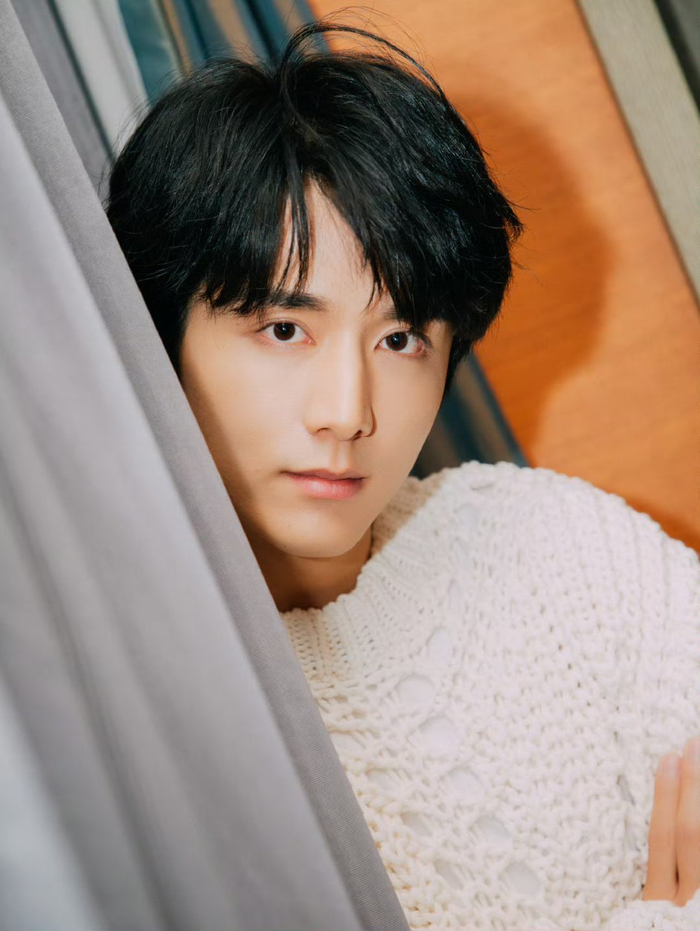 张新成黑背心返场,真的很帅呀,肌肉线条好好啊,一整个爱住了!