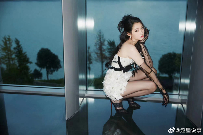 关晓彤这羽毛裙确实真的很仙气,不愧是九头身美女呀……|关晓彤_新浪