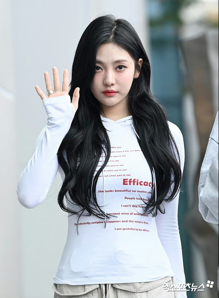 宁艺卓电台上班新闻图 白色连帽卫衣美得太超过了 腰线好迷人_新浪