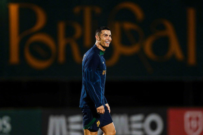 c罗[超话]##c罗国家队训练好开心# c罗社媒晒国家队训练照,并感叹:"