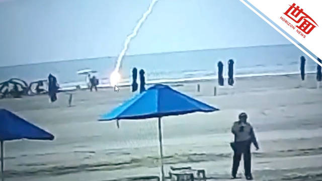 女子海滩散步被闪电劈中死亡直挺倒地旁边男子应声摔倒