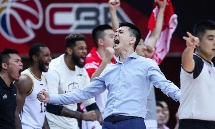 辽篮合影杨鸣吴乃群领取总冠军戒指眼含热泪灯光被吐槽