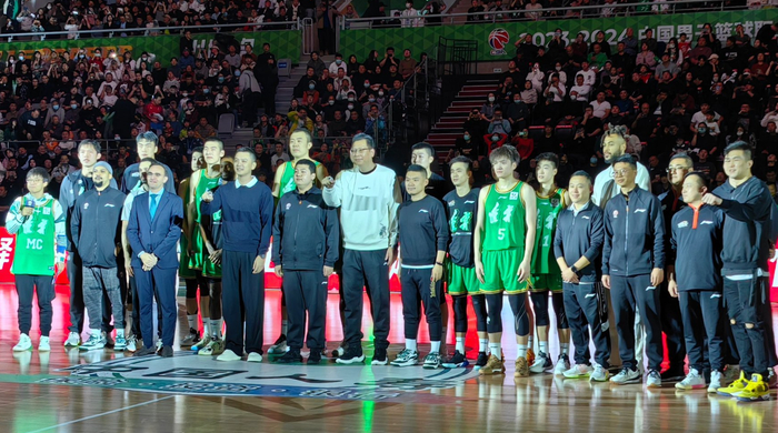 辽篮合影杨鸣吴乃群领取总冠军戒指眼含热泪灯光被吐槽