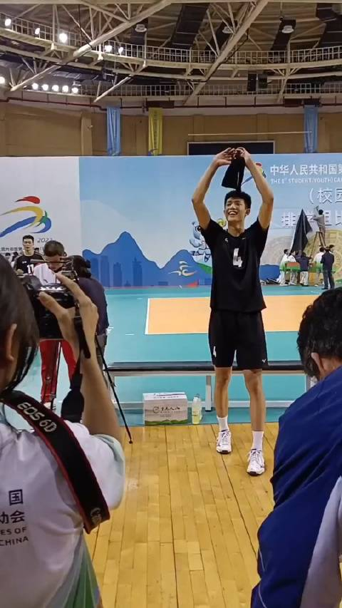 排球少年吴昊泽笑起来真的太阳光了