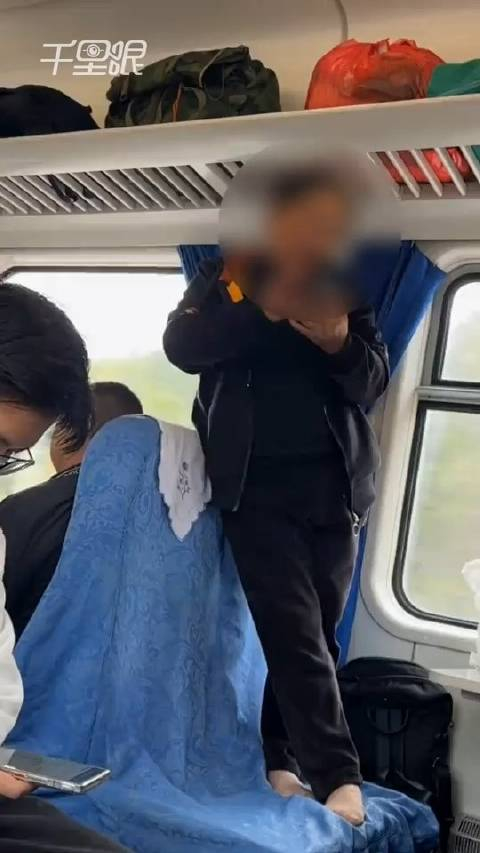 大妈坐火车脱鞋站座椅上自拍12306公共场合欠妥可找列车工作人员反映