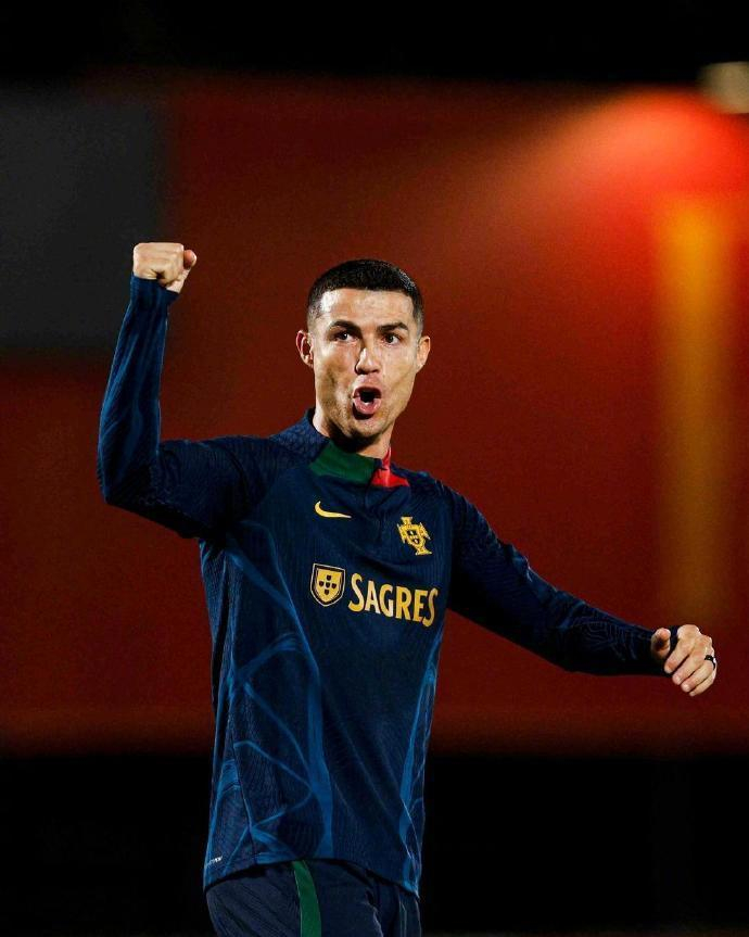 c罗[超话]##c罗国家队训练好开心# c罗社媒晒国家队训练照,并感叹:"