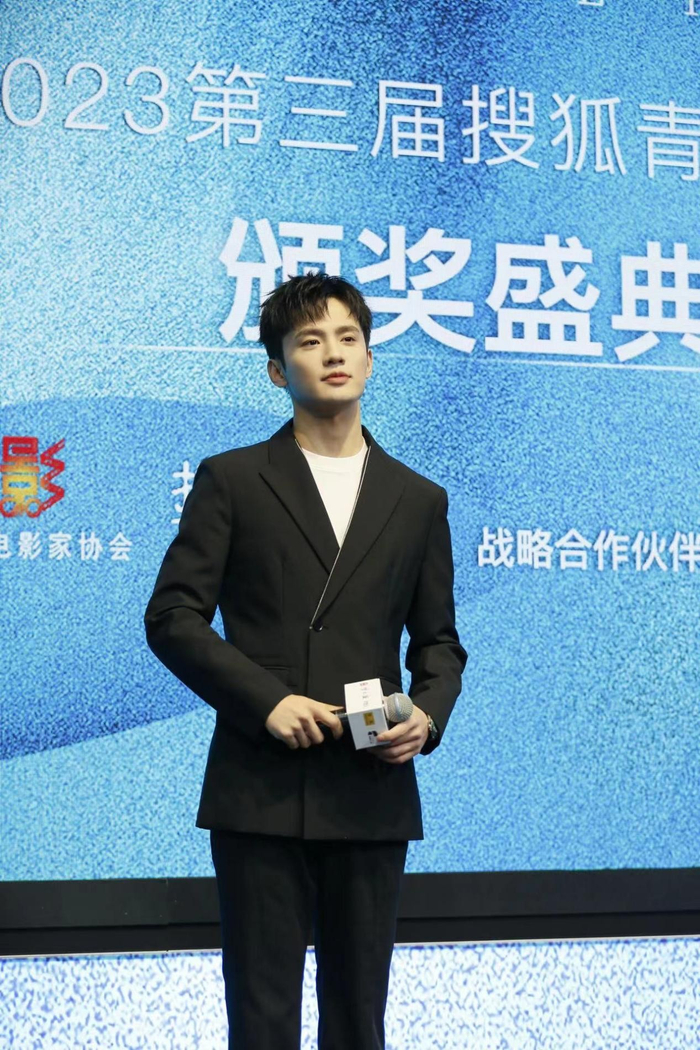 青幕计划闭幕青年影人齐聚卫然亮相主持颁奖礼