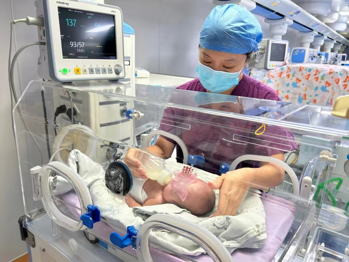 出生仅1斤多的超早产儿顺利出院|早产儿_新浪新闻