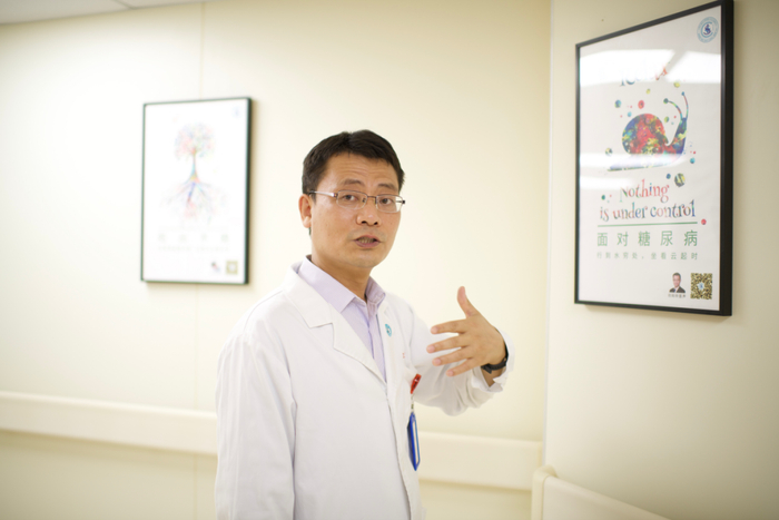 赵晓龙介绍“大门诊、小病房”模式 摄影/田栋梁