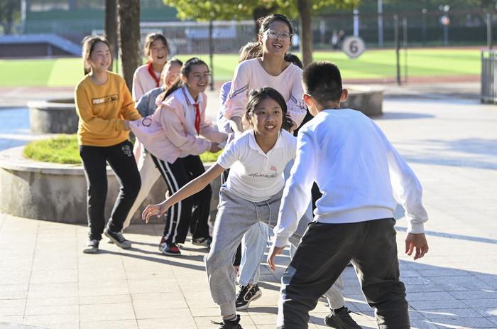 2023年11月2日，江苏省昆山开发区开发区青阳港学校，小学生利用课间10分钟在进行游戏活动。IC photo 图