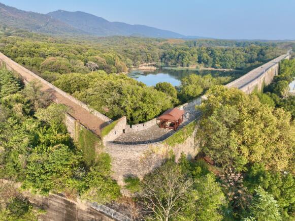 明城墙富贵山段裸露黄土绿植补种完成