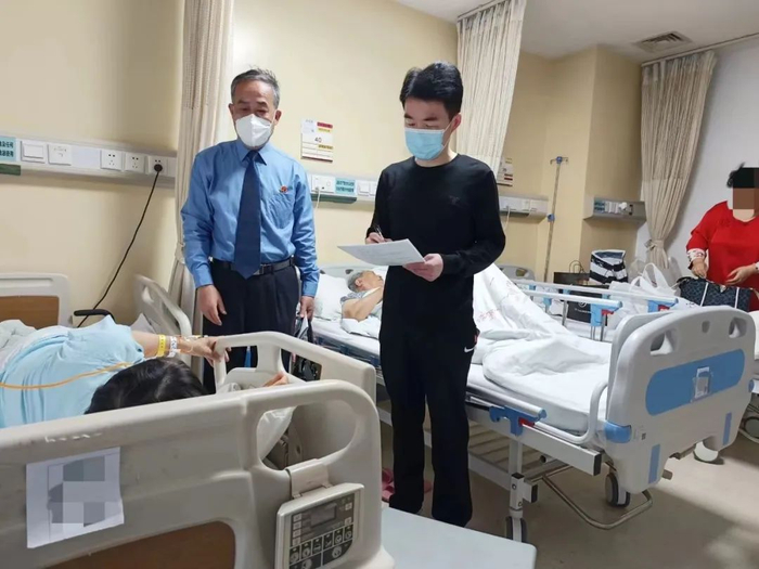 检察官与志愿者在医院向糖尿病患者发放调查问卷