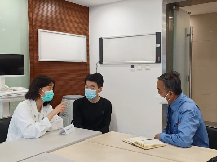 检察官与志愿者向医师咨询阿拉伯糖的功效  本文图均为 江苏检察在线微信公众号 图