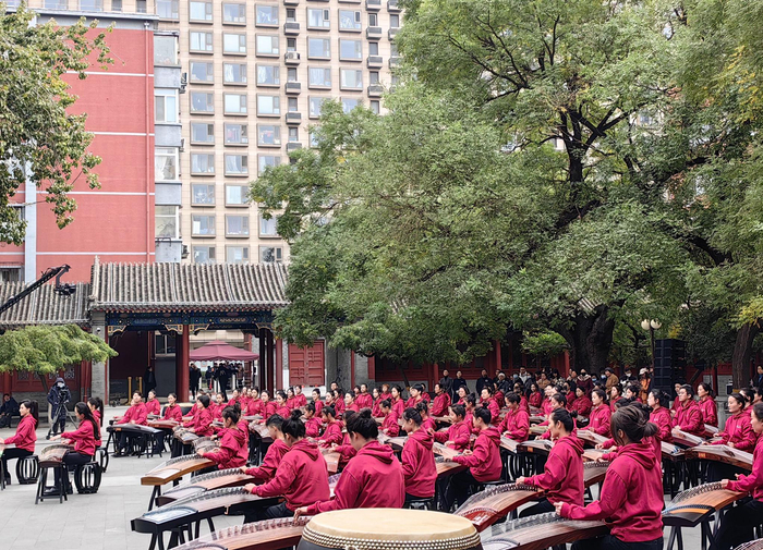 师生们在中央音乐学院王府南大殿前演奏。新京报记者 苏季 摄