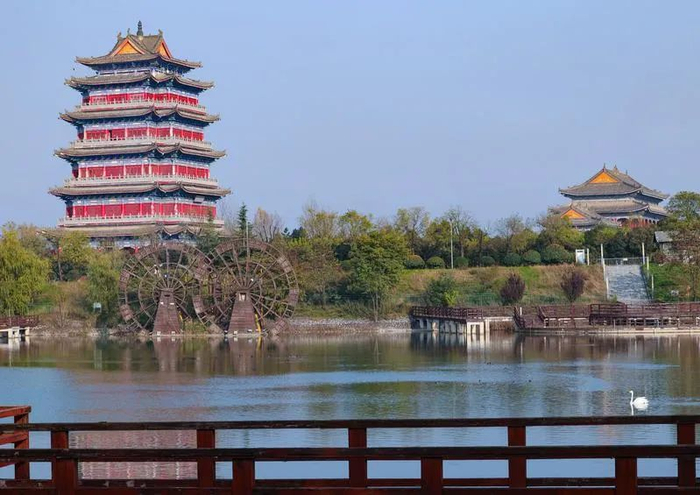 11月14日,在西安周至县赵公明文化景区田峪河畔,良好的自然环境吸引了