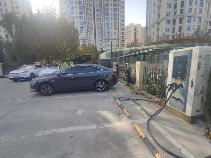 京贸国际公馆西区的新能源车主，目前只能在一个10根桩的小型充电站充电