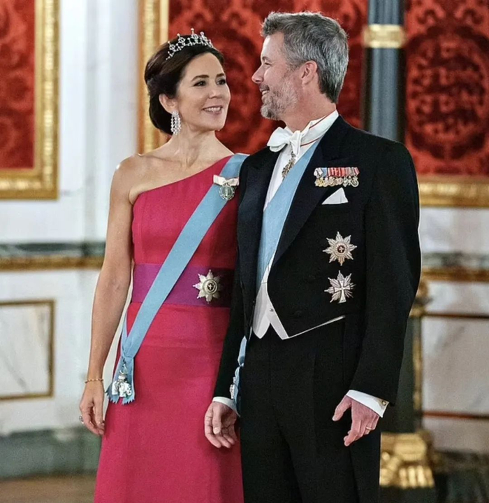 丹麦王储出轨传遍世界,王妃眼神躲避摆扑克脸,一周后就和好了?__财经