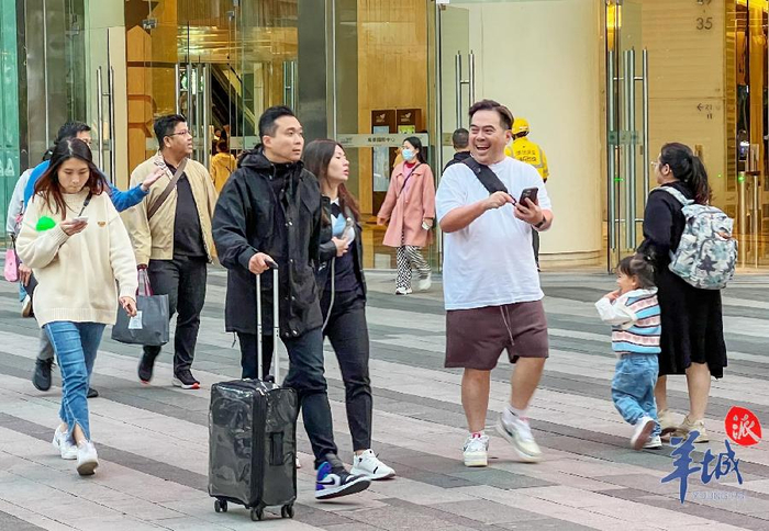 昨天广州街头再现季节性的"乱穿衣"场面.