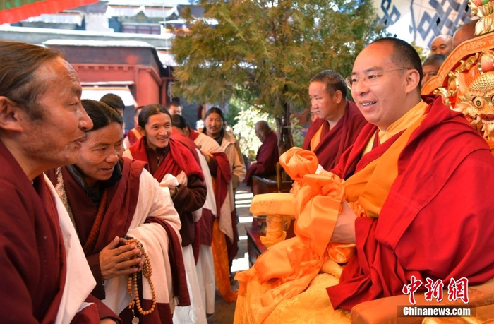 班禅在扎什伦布寺为信众举行大型摸顶赐福活动