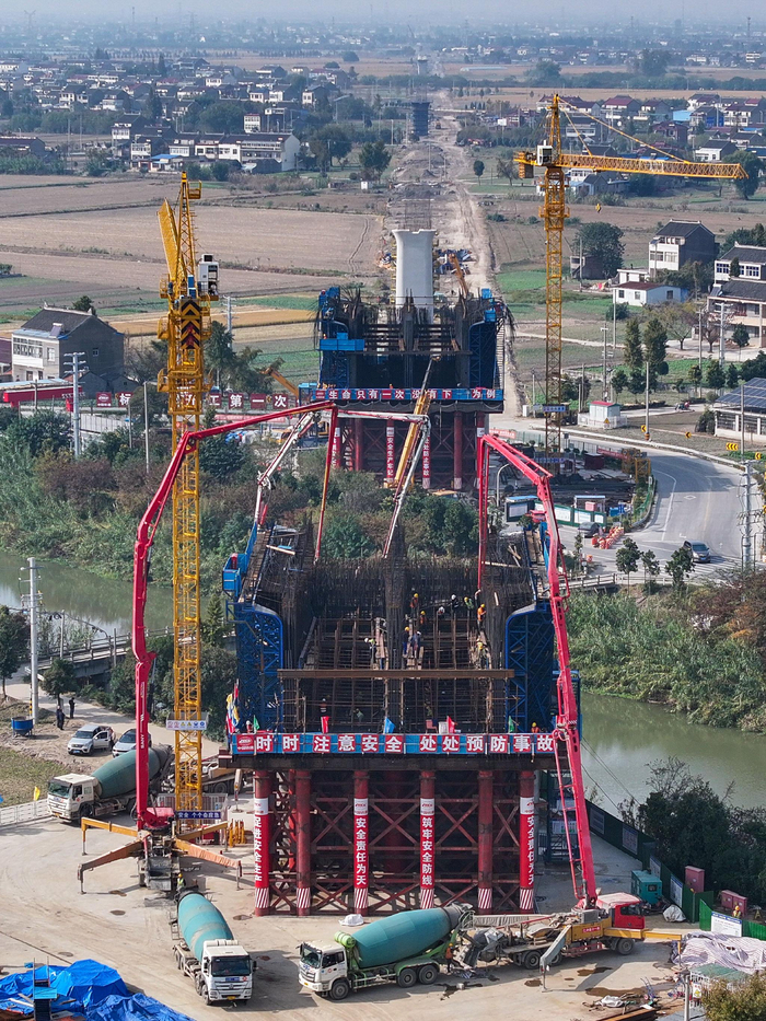 沪渝蓉高铁泰州段最大跨度连续梁拱全面开建|泰州市|高铁|无人机_新浪