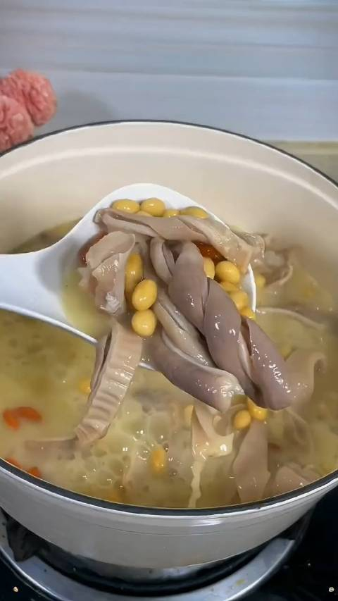 入冬了今天我给家人安排了这道黄豆猪肚汤猪肚软糯爽滑