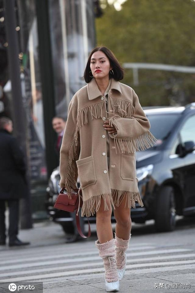 超短裙搭配复古堆堆袜,清纯与性感的结合别有一番风味!