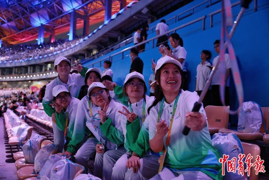     11月5日，广西南宁，学青会开幕式上，几名志愿者在合影留念。中青报·中青网记者 曲俊燕/摄