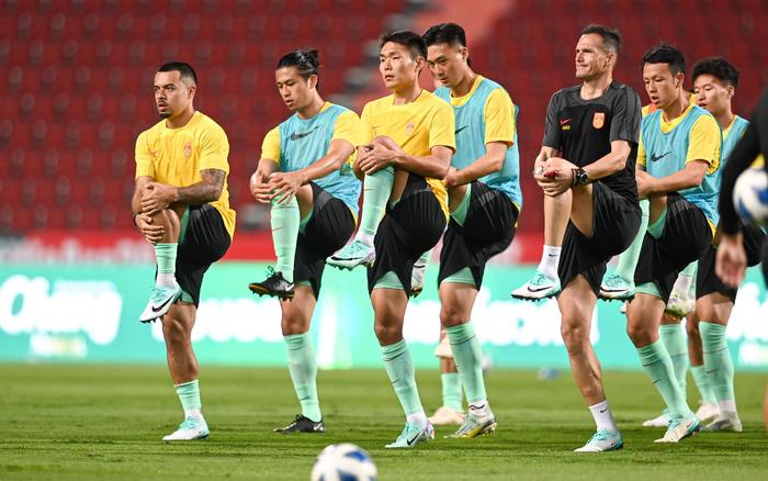 来自国安的李可(左一)、张玉宁(左二)在赛前考研中。 图/IC photo