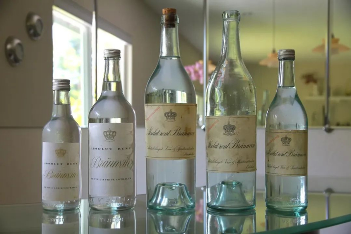 〓 绝对伏特加早期的酒瓶设计，图源：Jesper