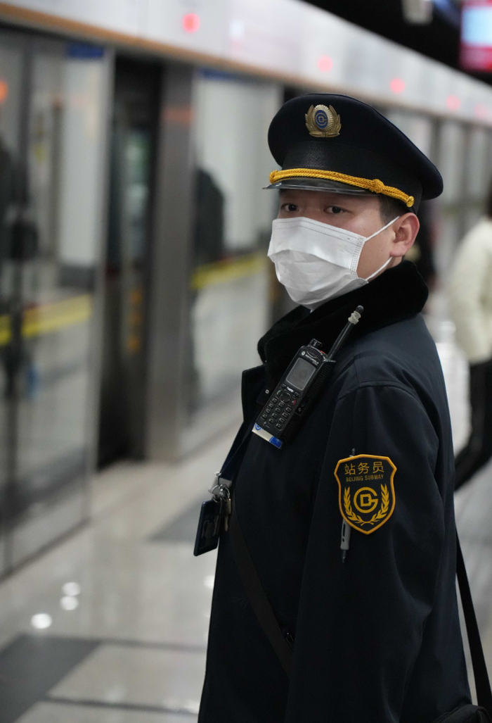 北京双井地铁站台这位站务员出圈,网友:心跟着亮了|站务员|站台|北京