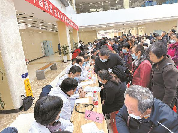             金寨县义诊咨询现场，人头攒动 本版摄影  左妍          