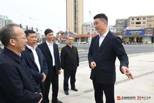 王琛深入玉福路口现场办公:全力推进民生工程建设|市委书记_新浪新闻