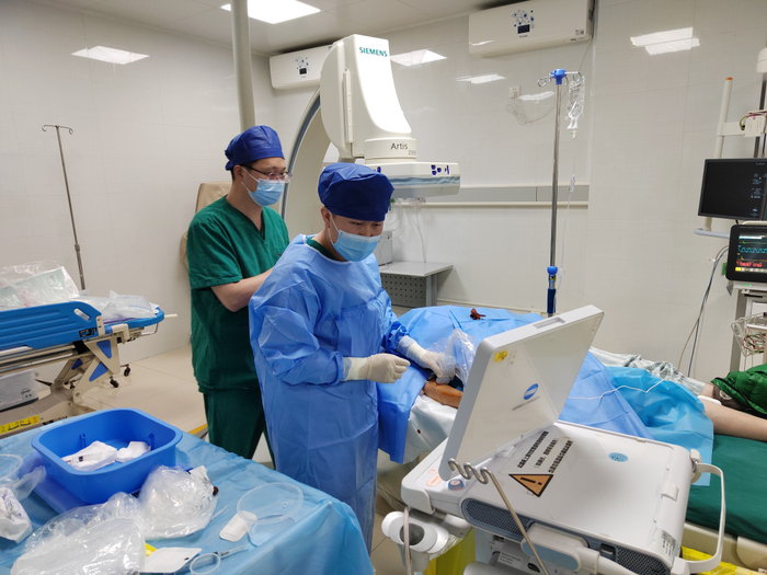 杨东主任及团队为患者手术。