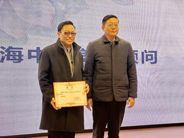 市宁海中学美育顾问"聘书;宁海中学校长刘宏业为中国画学会副秘书长