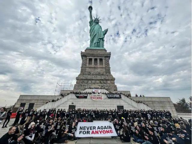 数百名抗议者在纽约自由女神像前静坐呼吁加沙停火(犹太和平之声)