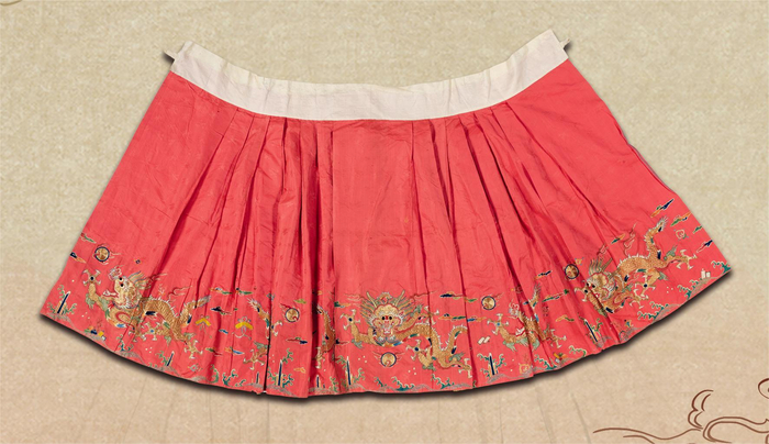 △明 红色暗花缎绣云蟒裙 山东博物馆藏