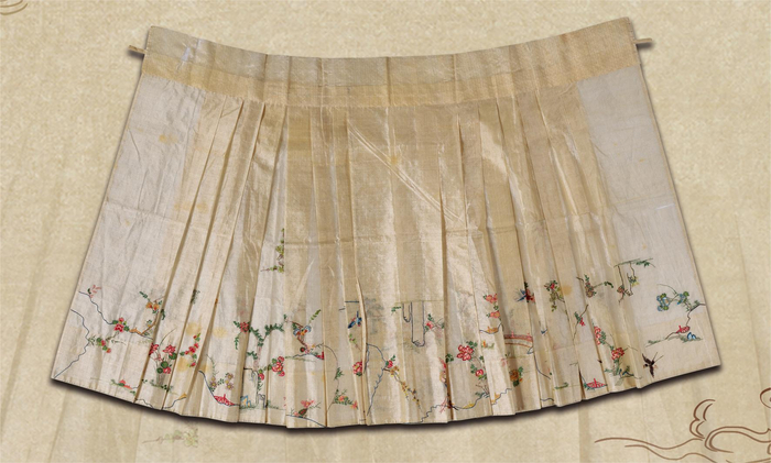 △明 白色暗花纱绣花鸟纹裙 山东博物馆藏