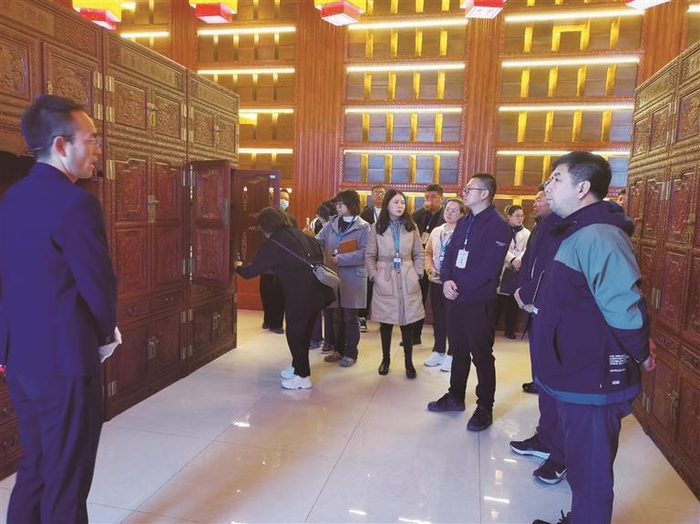     参观《四库全书》馆藏