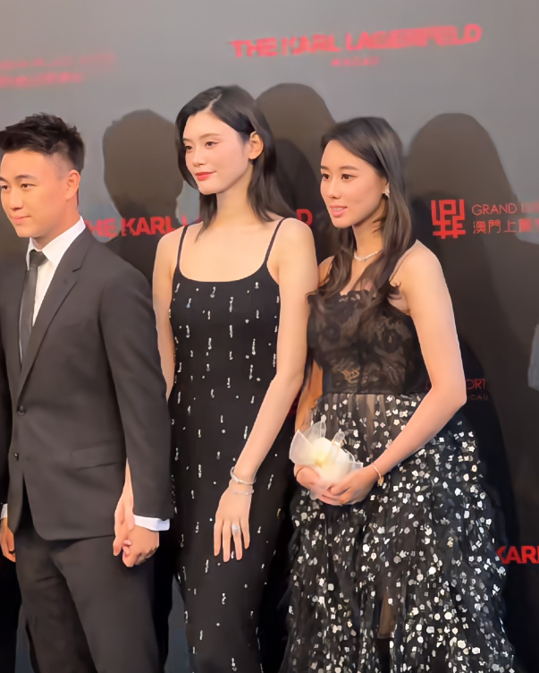 网友发现奚梦瑶没有为了迁就何猷君身高穿平底,依旧穿高跟鞋,何猷君