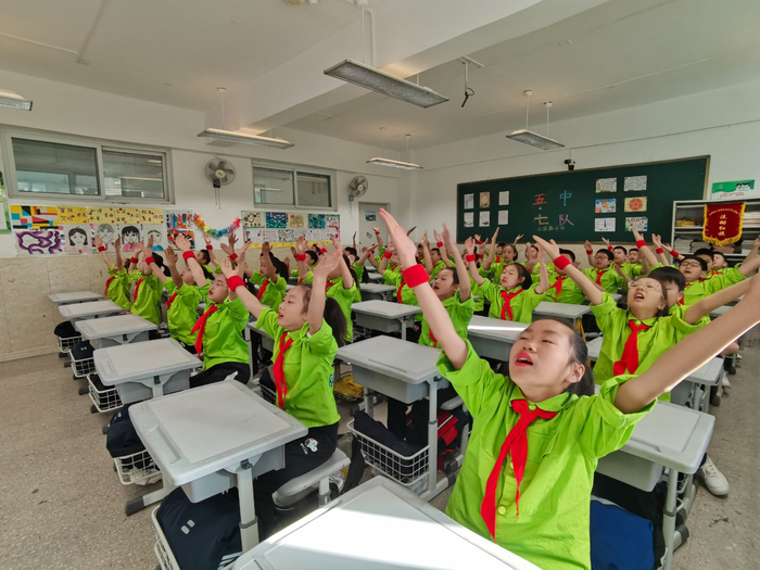 万柏林区公园路小学灵动课桌舞活力满校园