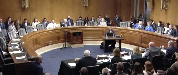 14日听证会现场（美联社视频截图）