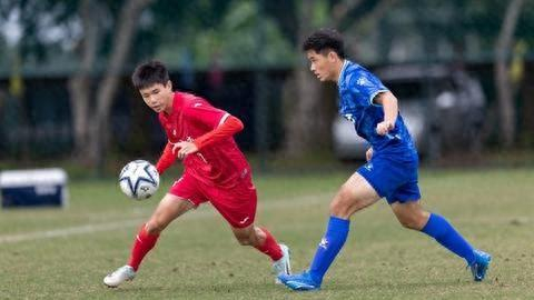 11月13日下午，广西北海，第一届学青会校园组中学男足决赛，广东队队员张澍霖（左）在比赛中。钟雨云/摄