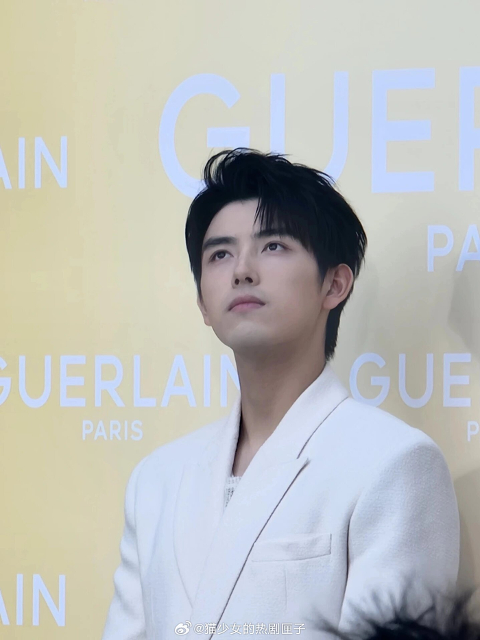 陈飞宇白西装造型真的好帅! 清爽大帅哥!|陈飞宇_新浪新闻