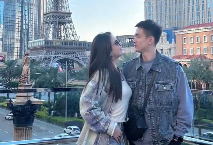 刚放假赵继伟又开始秀恩爱了与王君瑞现身澳门还送搞怪表情