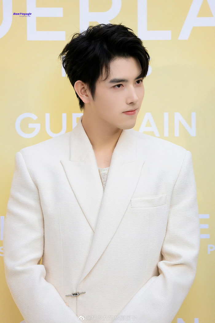 陈飞宇白西装造型真的好帅! 清爽大帅哥!|陈飞宇_新浪新闻