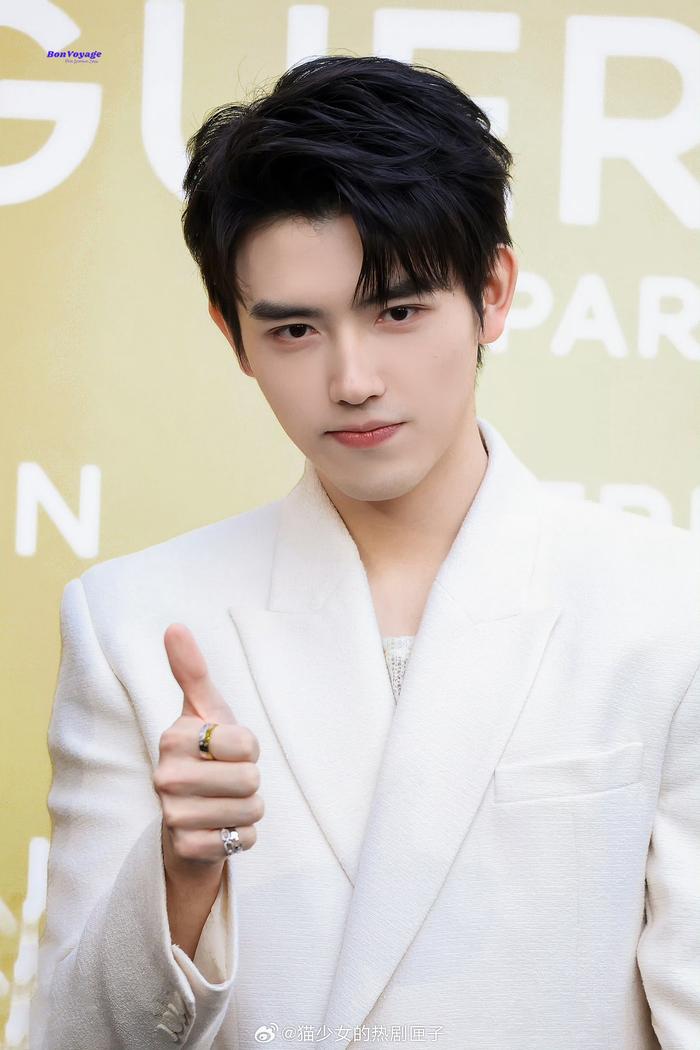 陈飞宇白西装造型真的好帅! 清爽大帅哥!|陈飞宇_新浪新闻