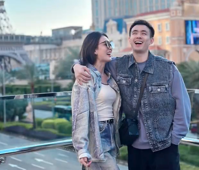 与王君瑞现身澳门,还送搞怪表情|王君瑞|赵继伟|搞怪_新浪新闻