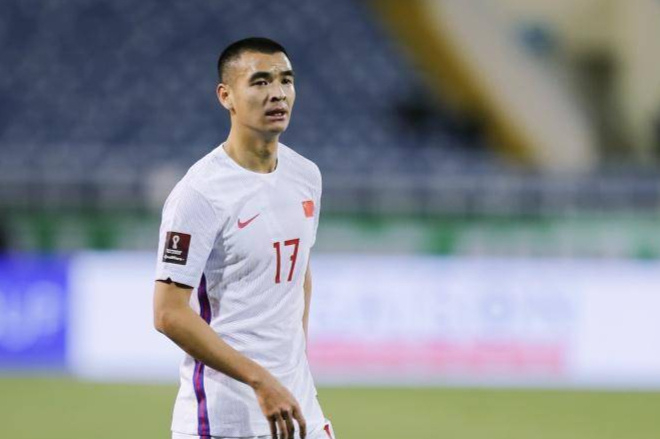 央视直播国足战韩国,刘彬彬在泰山猛,为何到国家队就15分钟体能